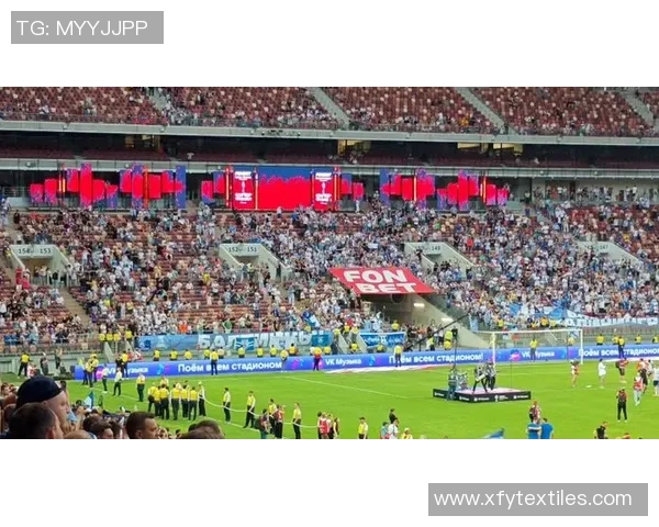 足球明星团头领衔时代风采 展现球场巅峰荣耀与个人魅力