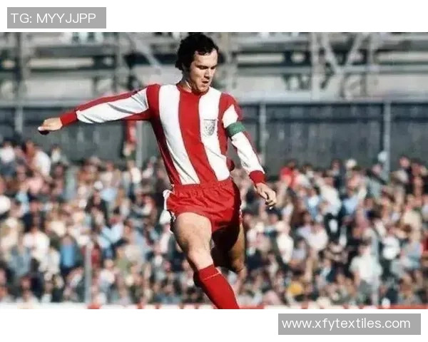 全球退役足球后卫球星排名揭晓 这些传奇人物永载史册 全球退役足球后卫球星排名揭晓 这些传奇人物永载史册